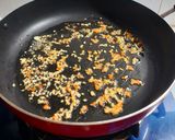 Hình bước làm 2 của món Tim cật xào hẹ