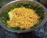 A picture of step 1 of Aloo bhujia mint chutney.