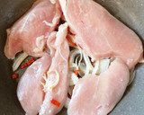 Foto del paso 1 de la receta: Filetes de pollo con queso crema light y verduras