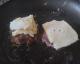 Foto del paso 7 de la receta: Hambur-arepa con aguacate🥙 cebolla caramelizada y mayomostaza ahumada🫓🍔