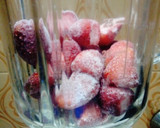 Foto del paso 1 de la receta: Licuado de frutilla 🍓con leche 🍶