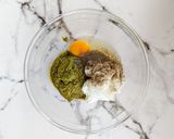 Une image de l'étape 2 de Muffins au pesto et Skyr.
