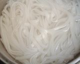 Foto langkah ke 1 dari resep Kwetiau Goreng Bakso Ayam.