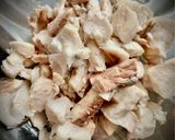 Foto del paso 2 de la receta Ensaladilla tibia de merluza de pincho con guisantes naturales