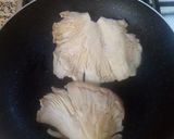 Foto del paso 4 de la receta: Setas ostra a la plancha con picada