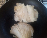 Foto del paso 4 de la receta: Setas ostra a la plancha con picada