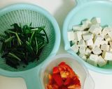 Hình bước làm 1 của món Canh Hẹ Đậu Khuôn Cà Chua