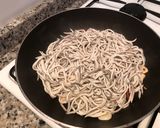 Foto del paso 6 de la receta Lubina a la sal con gulas y patata cocida