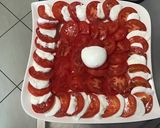 Une image de l'étape 5 de Salade de tomates à la mozzarella, basilic et fleurs de ciboulette.