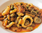 Foto del paso 7 de la receta: Calamares salteados con Habas, Ajetes y Guisantes