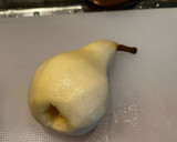 Foto del passaggio 1 della ricetta Pere al vino rosso