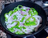 Foto del paso 2 de la receta: Salchichas frescas de ternera con cebolla caramelizada y cereza