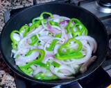 Foto del paso 2 de la receta: Salchichas frescas de ternera con cebolla caramelizada y cereza