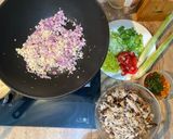 Foto langkah ke 3 dari resep Tumis tongkol suwir pedas.