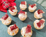 Foto del paso 3 de la receta: Canapé de queso cottage con caqui y jamón de pato