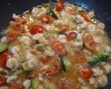 Foto del passaggio 2 della ricetta Pasta zucchine pomodorini e gamberetti