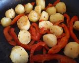 Foto del paso 3 de la receta Lubina a la plancha con patatas, guindilla y limón