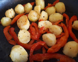 Foto del paso 3 de la receta: Lubina a la plancha con patatas, guindilla y limón