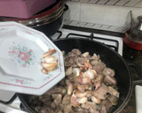 Foto del paso 3 de la receta: Cordero al ajillo con patatas fritas y champiñones rellenos