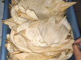 Tamales de salsa verde con hojas de hierba santa