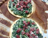 Foto del paso 4 de la receta: Pizzetas de espinacas a los tres quesos con jamón🍕