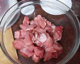 Foto del paso 2 de la receta: Guiso de judiones con cochino y alcachofas fritas