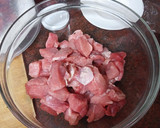 Foto del paso 2 de la receta: Guiso de judiones con cochino y alcachofas fritas