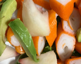 Foto del paso 3 de la receta: Ensalada de rúcula, surimi, paraguaya, aguacate y huevo