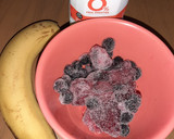 Foto del paso 1 de la receta: Licuado de banana y frutos rojos🍌🍓