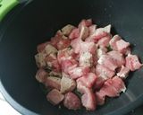 Foto del paso 1 de la receta: Patatas con carne en salsa con picada de frutos secos