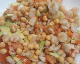 Foto del paso 4 de la receta: Ensalada de garbanzos con gambas al ajillo