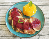 Foto del paso 5 de la receta: Tortitas de avena y plátano con sirope casero de frutos rojos