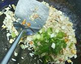 Foto langkah ke 5 dari resep Nasi goreng seafood simple.