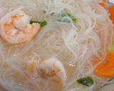 Foto langkah ke 6 dari resep Sup Bihun Udang.