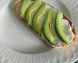 Foto del paso 2 de la receta: Tosta de queso fresco y aguacate
