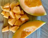 Une image de l'étape 2 de Salade estivale pastèque, melon, concombre, menthe et feta.