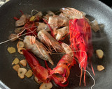 Foto del paso 2 de la receta: Tartar de langostinos y carabineros con aguacate y tomate