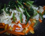 Foto langkah ke 4 dari resep Kwetiaw Goreng Jamur.