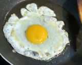 Foto langkah ke 2 dari resep Telur ceplok saus lada hitam.