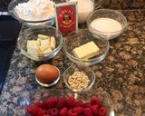 Foto del paso 1 de la receta: Bizcocho de chocolate blanco, frambuesas y piñones