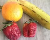 Foto del paso 1 de la receta: Jugo de naranja, plátano y frutillas 🍊🍌🍓