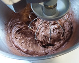 Foto del paso 2 de la receta: Cupcakes de chocolate rellenos con mermelada de fresa