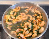 Foto del paso 4 de la receta: Crêpes gratinadas, rellenas de espinacas y gambas