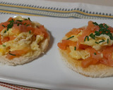 Foto del paso 3 de la receta: Tostas de huevo y salmón