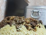 لحم وأرز على قدر البخار
