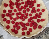 Foto del paso 4 de la receta: Tarta de yogur griego y frambuesas