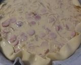 Foto del paso 5 de la receta: Quiche de salchichas y cebolla