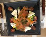 Foto del paso 3 de la receta: Ensalada de salmón y queso fresco