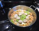 Une image de l'étape 4 de Pétoncles et crevettes aux poireaux et carottes.