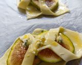 Foto del paso 4 de la receta: 🌿Hojaldres de higos, queso azul e hilo de miel 🌿